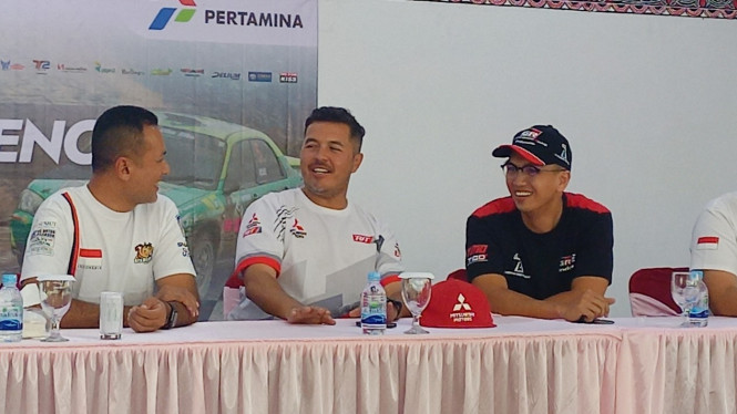 Pembalap nasional Rifat Sungkar bersama Wagub Sumatera Utara, Musa Rajekshah