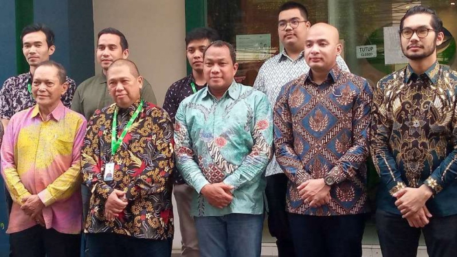 Presiden Direktur WanaArtha Life, Adi Yulistanto (tengah pakai batik hijau)