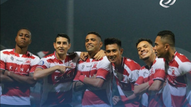 Para pemain Madura United merayakan gol. 