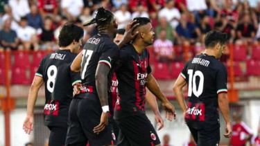 Pemain AC Milan rayakan gol.
