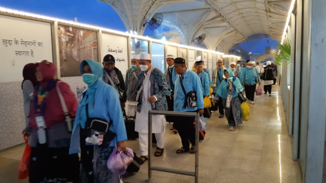 Jemaah haji Indonesia di Bandara Madinah