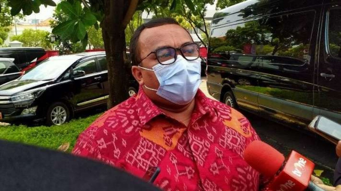 Pendiri Relawan Buruh Sahabat Jokowi, Andi Gani Nuna Wea, melayani wawancara media seusai pertemuan dengan Presiden Joko Widodo di Istana Kepresidenan, Jakarta, Senin, 8 Agustus 2022.