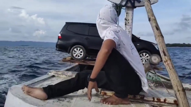 Viral Nissan Grand Livina diangkut perahu kayu