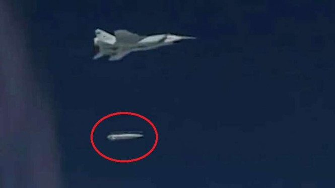 VIVA Militer: Jet tempur Mikoyan MiG-31K Rusia menjatuhkan rudal Kh-47M2 Kinzhal