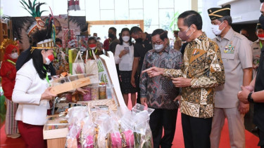 Jokowi kunjungi bazar UMKM. 