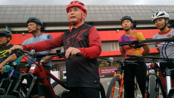 Gubernur Kalteng, Sugianto Sabran saat meninjau venue UCI MTB World Cup 2022