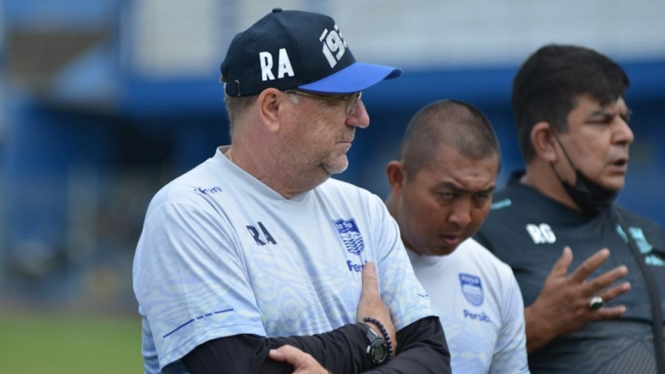 Robert Rene Alberts saat memimpin latihan Persib