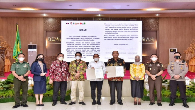 Plt Bupati Langkat membuat ikrar anti korupsi di depan KPK