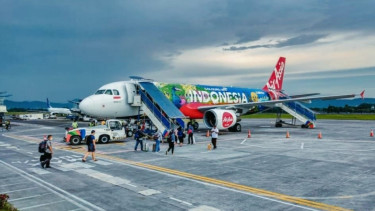 Para penumpang sedang menaiki pesawat. Sumber : pexels.com