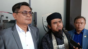 Gus Samsudin bersama pengacaranya Supriarno di Polda Jatim