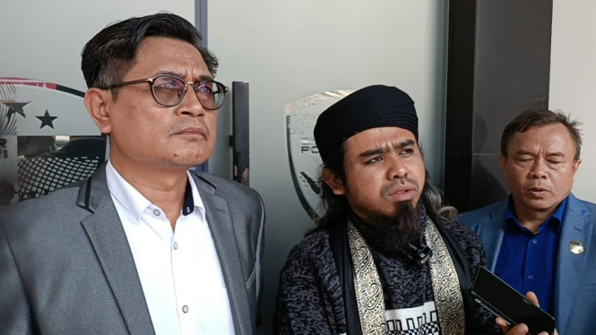 Gus Samsudin bersama pengacaranya Supriarno di Polda Jatim