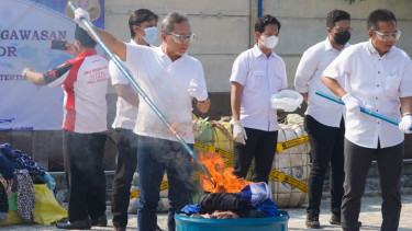 Mendag Zulkifli Hasan saat musnahkan 750 bal pakaian bekas