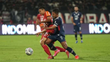  Pemain Arema FC Gian Zola dalam laga melawan Bali United. 