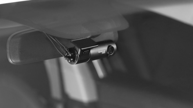 Kamera dasbor atau dashcam.