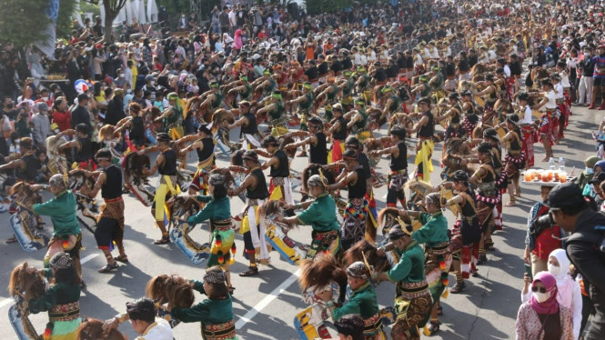 Flashmob ribuan seniman menarikan Tari Jaran Kepang di Simpang Lima Semarang.