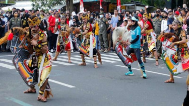 Istri Ganjar Pranowo, Siti Atiqoh Supriyanti menaiki kuda lumping