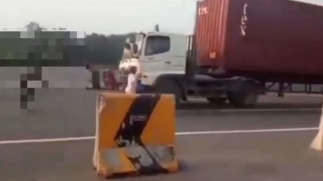 Viral aksi adang truk oleh remaja laki-laki