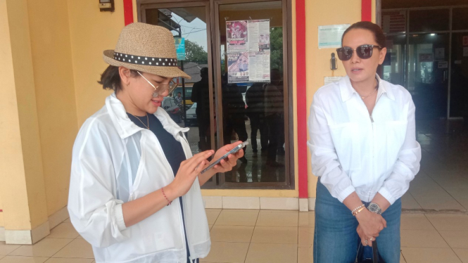 Nikita Mirzani (kiri) jalani wajib lapor di Mapolresta Serang Kota