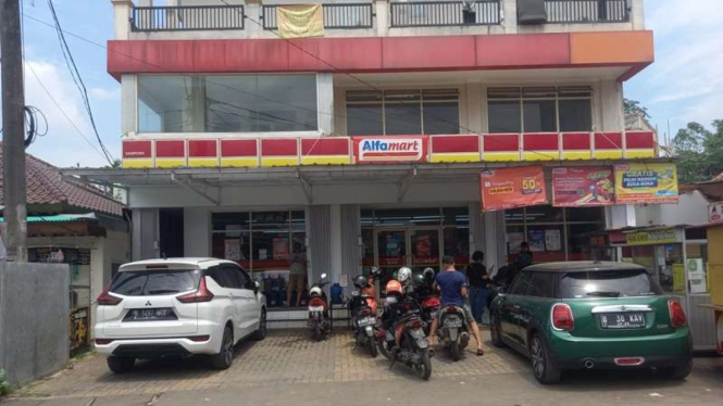Gerai Alfamart.