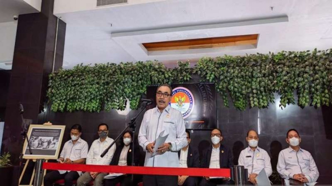 Ketua LPSK Hasto Atmojo Suroyo (tengah) saat memberikan konferensi pers 