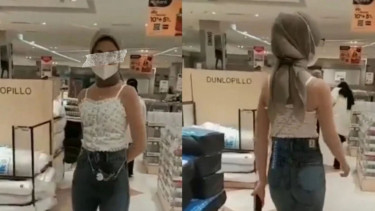 Wanita yang tengah menjadi sorotan lantaran gaya outfitnya yang kontroversial