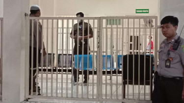 Polisi berjaga-jaga dalam sidang terdakwa pencabulan Moch Subchi Azal Tsani atau Mas Bechi di Pengadilan Negeri Surabaya, Jawa Timur, Senin, 15 Agustus 2022.