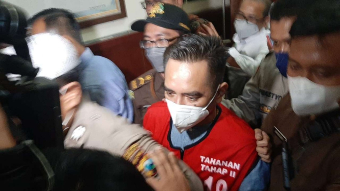 Terdakwa pencabulan Moch Subchi Azal Tsani atau Mas Bechi hadir secara langsung dalam sidang perkara yang membelitnya di Pengadilan Negeri Surabaya, Jawa Timur, pada Senin, 15 Agustus 2022.