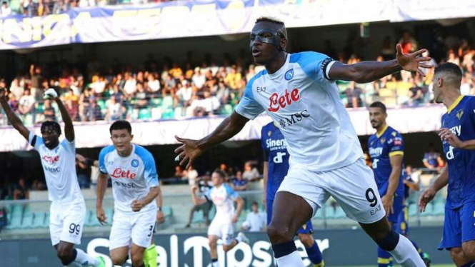 Pemain Napoli, Victor Osimhen rayakan gol.