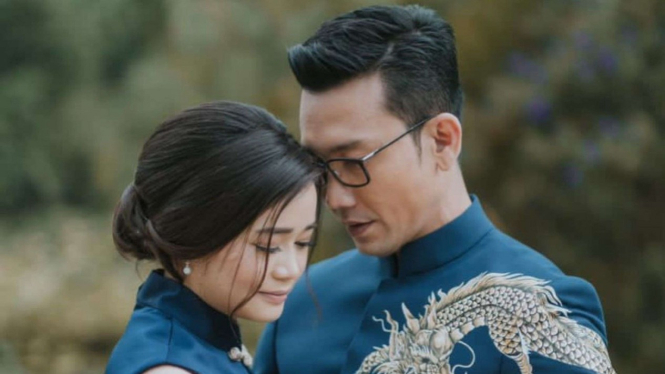 Denny Sumargo dan istri