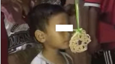 Bocah hanya diam tidak mau makan kerupuk saat lomba