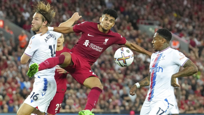Penyerang Liverpool, Luis Diaz saat menghadapi Crystal Palace