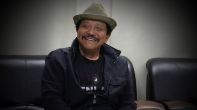 VIVA Militer: Jenderal TNI (Purn) AM Hendropriyono berdoa di kereta.