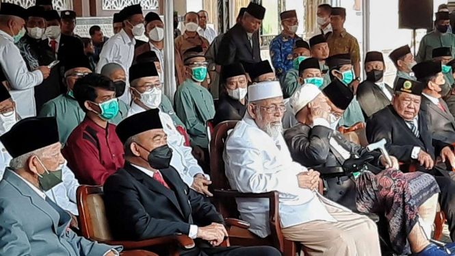 Menteri PMK Muhadjir Effendy dan Pendiri Ponpes Al Mukmin Abu Bakar Baasyir.