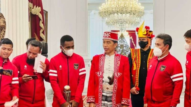 Presiden Jokowi bersama pemain Timnas Indonesia U-16