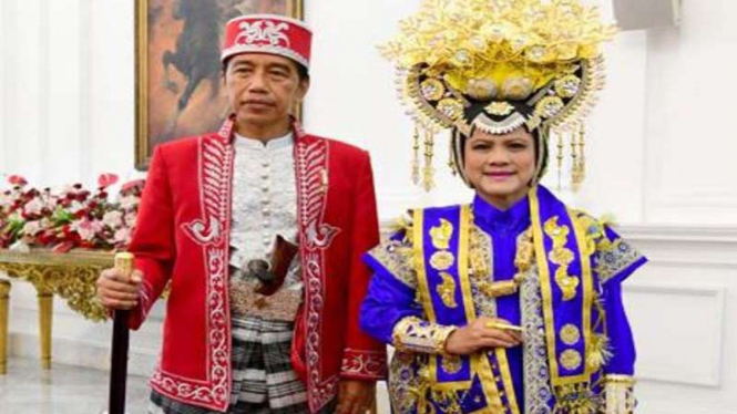Ibu Iriana Joko Widodo mengenakan busana adat Buton