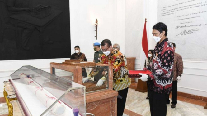 Penyerahan teks proklamasi Asli
