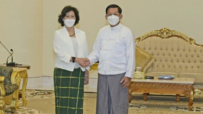 Utusan Khusus PBB untuk Myanmar, Noeleen Heyzer, dan Ketua Dewan Administrasi Negara, yang ditunjuk junta militer, Jenderal Min Aung Hlaing.
