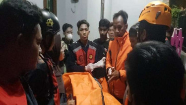 Tim Basarnas evakuasi jasad pria yang tewas usai lompar dari jembatan.