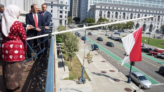 Pengibaran Bendera Merah Putih di Balai Kota San Francisco, Amerika Serikat, untuk memeriahkan perayaan Hari Kemerdekaan RI.