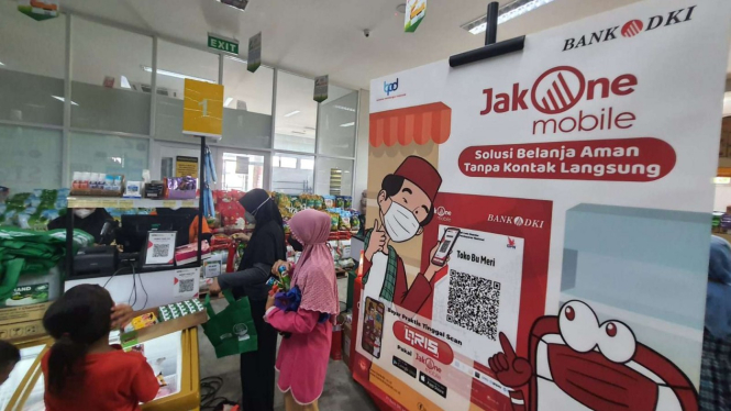 Layanan transaksi di Bank DKI.