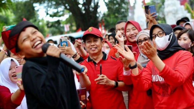 Penyanyi cilik Farel Prayoga disambut Bupati Banyuwanti Ipuk Fiestiandani.