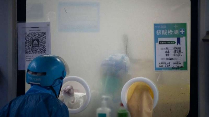 Aktivitas analis tes COVID-19 di Beijing, China pada Agustus 2022