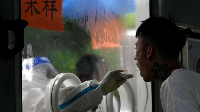 Warga di China saat melakukan swab tes COVID-19