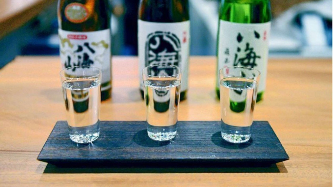 Sake, minuman alkohol khas Jepang.
