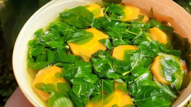 Sayur bening daun kelor dan wortel