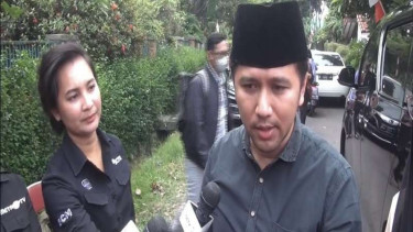 Wakil Gubernur Jawa Timur Emil Dardak di rumah duka, Jakarta Timur.
