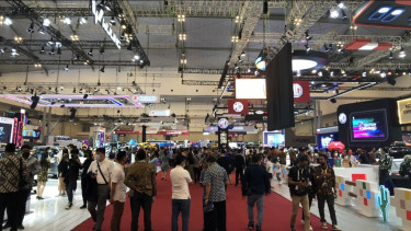 Pengunjung pameran GIIAS 2022 di hari libur