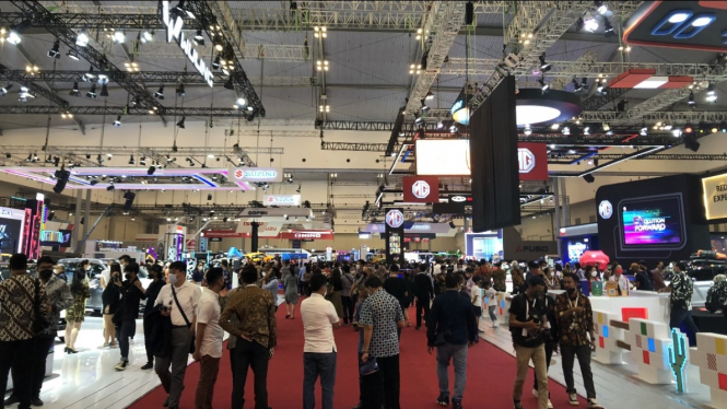 Pengunjung pameran GIIAS 2022 di hari libur