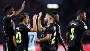 Real Madrid merayakan gol