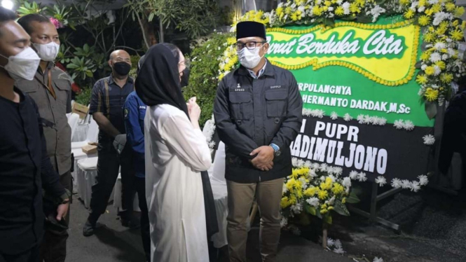 Gubernur Jawa Barat, Ridwan kamil di rumah duka Hermanto Dardak.
